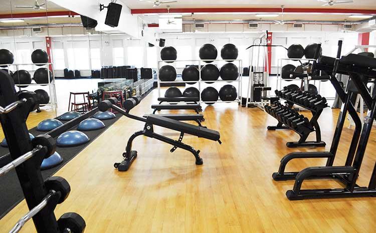 Aparatos esenciales para un gimnasio en casa